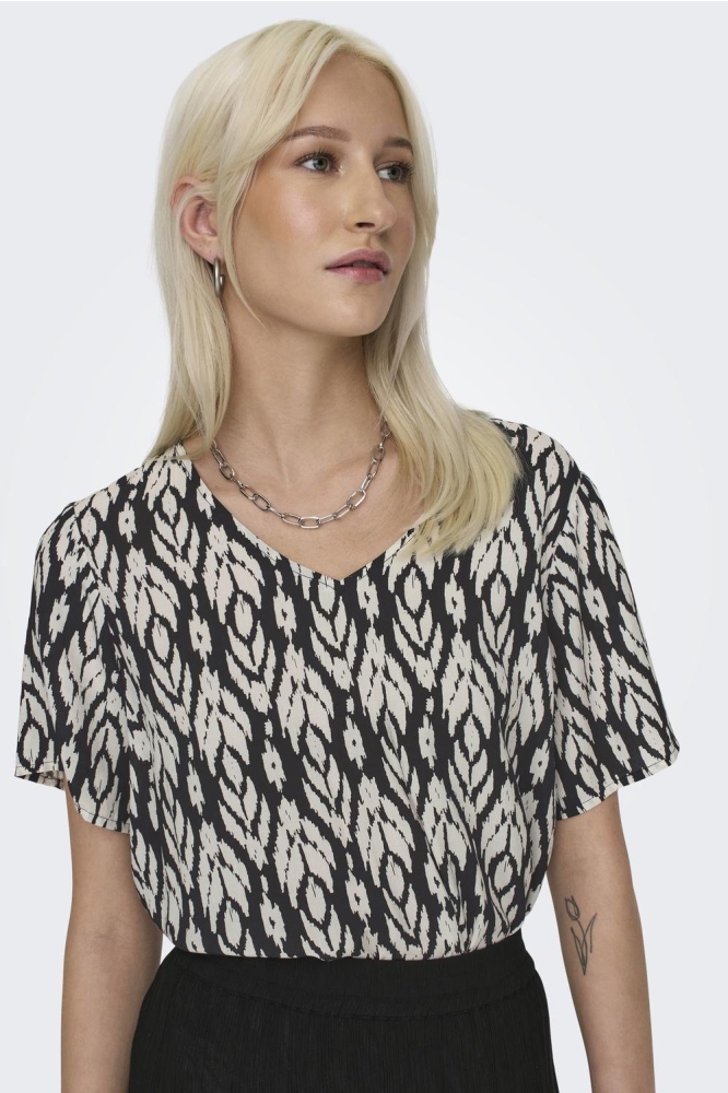 ONLSUSAN S/S V-NECK TOP WVN NOOS 15325014 BLACK/ KAT GRAPH