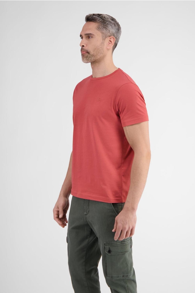 BASIC T SHIRT MET LOGOSTEEK 2473000 325 Licht Granaatrood