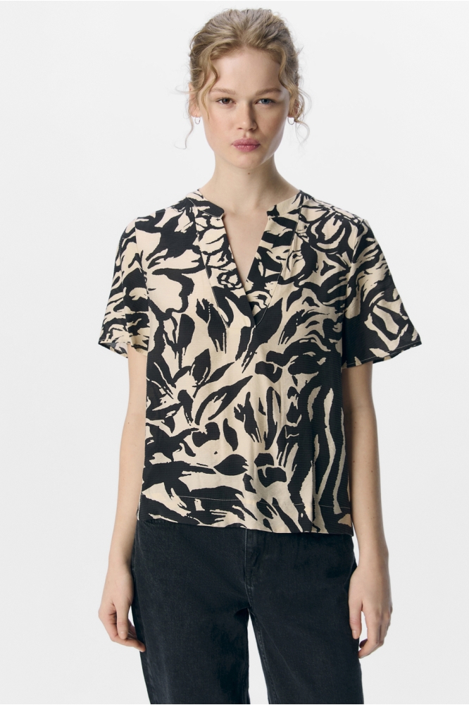 OBJKARINA S/S RE V-NECK TOP NOOS 23045928 SANDSHELL/BLACK FLOW