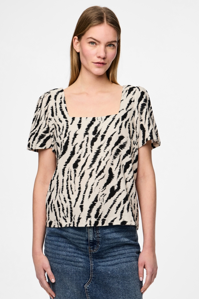 PCTARLEM SS TOP WVN 17157474 OAT MILK/GRAPHIC ZE