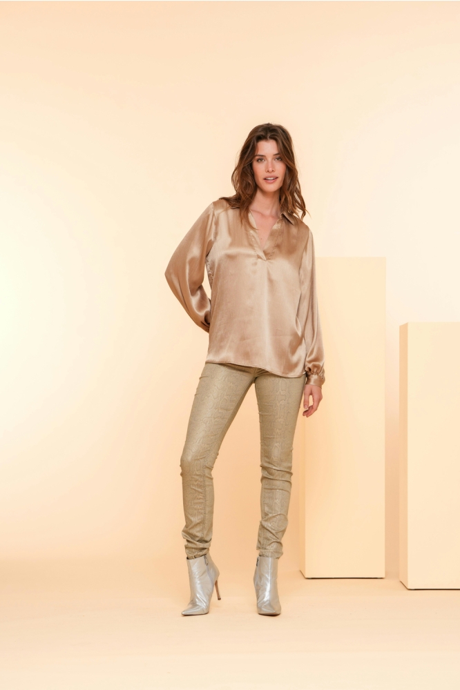 SATIN TOP MET V HALS 43540 14 SAND