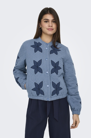 Only Jas ONLAURA LIGHT QUILTED EMB BOMBER O 15353320 MOONLIGHT BLUE/FLOWER EMB