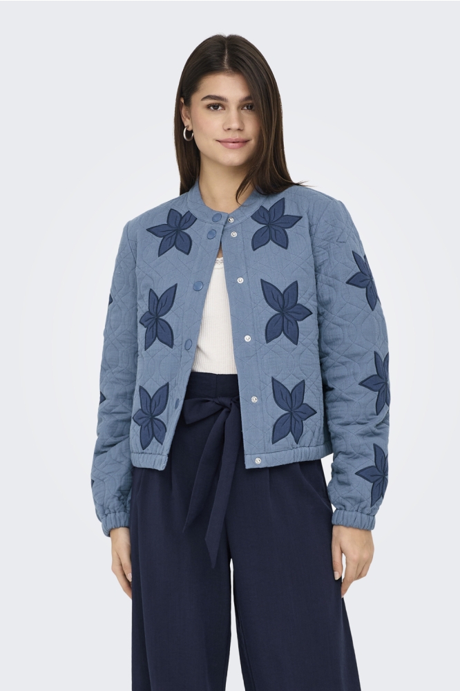 ONLAURA LIGHT QUILTED EMB BOMBER O 15353320 MOONLIGHT BLUE/FLOWER EMB